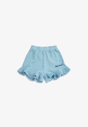 Shorts bleu clair texturés avec ourlets à volants et taille élastique, présentant un petit texte bleu foncé "Bobo Choses" sur la jambe droite.