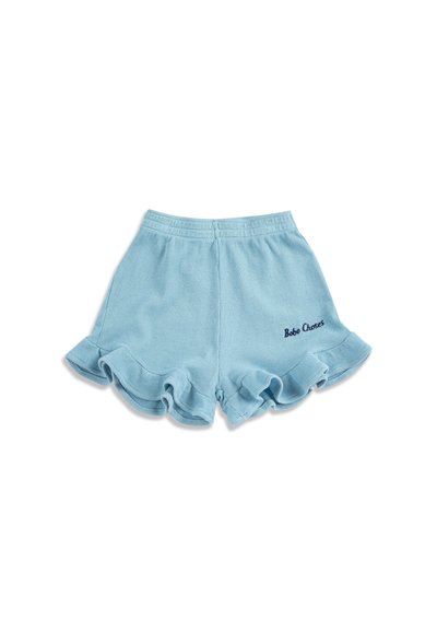 Shorts bleu clair texturés avec ourlets à volants et taille élastique, présentant un petit texte bleu foncé "Bobo Choses" sur la jambe droite.