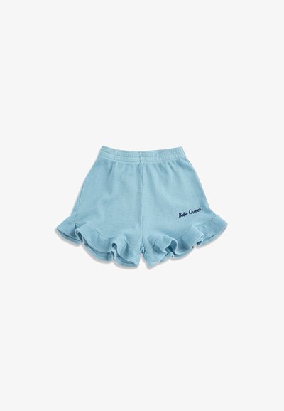 Shorts bleu clair texturés avec ourlets à volants et taille élastique, présentant un petit texte bleu foncé "Bobo Choses" sur la jambe droite.