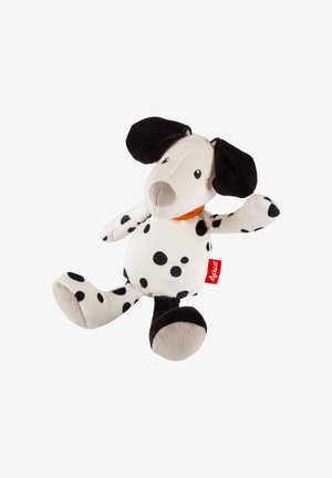 Peluche douce dalmatien avec des taches noires, de grandes oreilles noires tombantes et une étiquette en tissu rouge sur fond blanc.