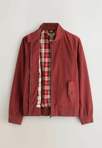 Veste légère rouge avec fermeture éclair, poignets côtelés et doublure à carreaux rouge, blanc et vert. Comprend une poche latérale avec un détail bouton.