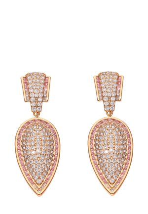 Złote kolczyki w kształcie łezki, zdobione przezroczystymi i różowymi kryształami oraz teksturowanym wzorem na powierzchni.