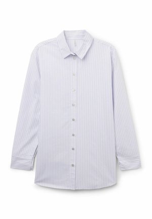 Hellblaues langärmliges Hemd mit weißen vertikalen Nadelstreifen und klassischem Kragen, flach auf weißem Hintergrund gelegt.