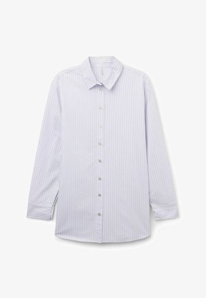 Světle modrá košile s dlouhým rukávem na knoflíky, s bílými vertikálními proužky a klasickým límcem, položená na bílém pozadí.