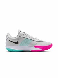 Chaussure de sport grise avec un dessus en mesh, logo noir, accents teal sur la semelle et un capuchon de orteil rose. Dispose d'une semelle extérieure texturée pour une meilleure adhérence.