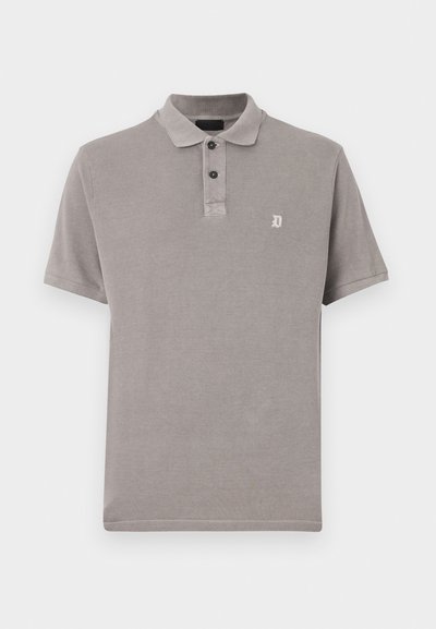 Γκρι κοντομάνικο πόλο με δύο μαύρα κουμπιά και μικρό κεντημένο γράμμα "D" στο αριστερό στήθος.