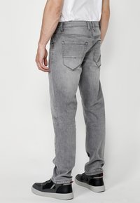 Koroshi STRETCH REGULAR FIT - Džinsi ar taisnām starām - gris