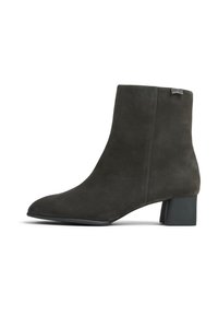 Stivaletto in suede grigio scuro con tacco a blocco e punta affusolata, caratterizzato da un piccolo etichetta con marchio vicino al bordo superiore sul lato.