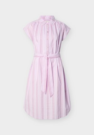 Robe rose clair à rayures rouges verticales, manches courtes, boutons sur le devant, petit col et ceinture nouée à la taille.