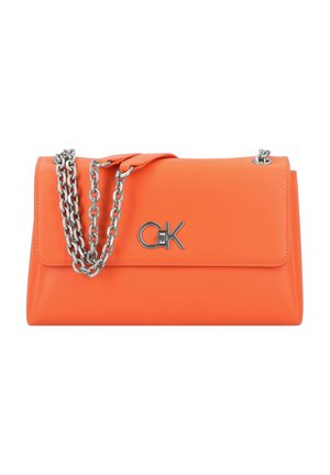 Bolso de mano de piel sintética naranja con una correa de cadena plateada, que presenta un cierre de solapa y las iniciales 'CK' en herrajes plateados.