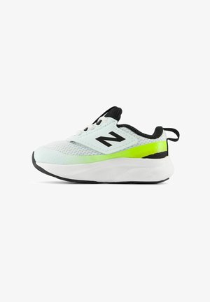 Scarpa sportiva bianca con dettagli neri, tomaia in mesh e una striscia verde neon. Presenta una intersuola bianca spessa e una suola in gomma.