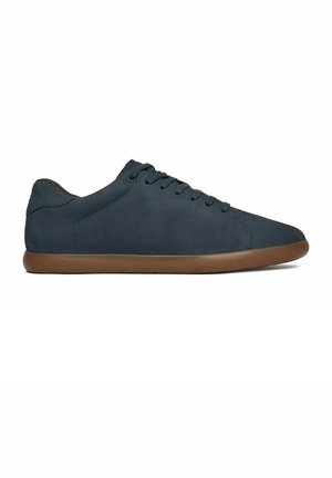 Ciemnoniebieski niski sneaker z sznurowanym przodem i brązową gumową podeszwą, pokazany z profilu prawostronnego na białym tle.