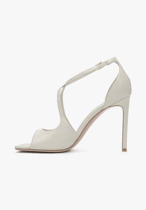ESTRO - Sandały na obcasie