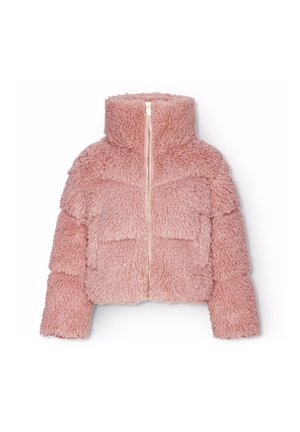 Veste sherpa rose duveteuse avec col montant et fermeture éclair frontale, manches longues et coupe courte sur fond blanc.