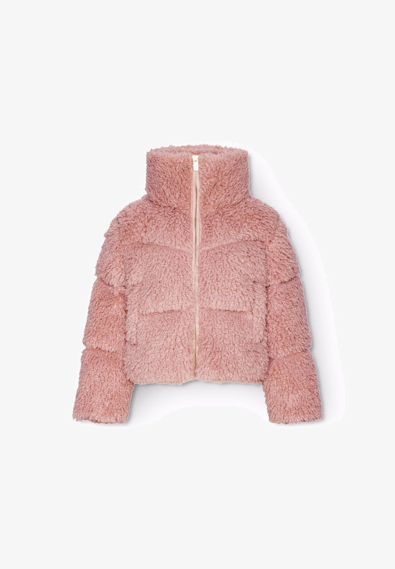 Veste sherpa rose duveteuse avec col montant et fermeture éclair frontale, manches longues et coupe courte sur fond blanc.