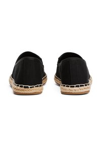 Schwarze Espadrilles aus Canvas mit natürlicher Jutsohle, ausgestattet mit einem strukturierten Obermaterial und einem elastischen Einsatz für eine flexible Passform.