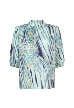 Kortbladige blouse in lichtblauw met een golvend zwart en lavendel abstract patroon. Heeft een hoge halslijn en pofmouwen.