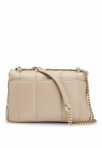 Borsa a tracolla in pelle beige con design trapuntato, dotata di una tracolla in catena dorata e di un manico superiore per opzioni di trasporto versatili.