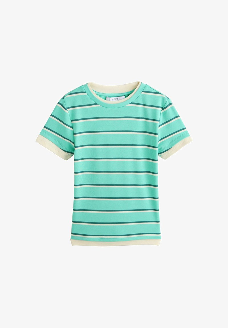 T-shirt turquoise à manches courtes avec des rayures horizontales crème, vert foncé et bleu clair, et col et poignets crème.