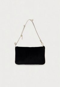 Melnas velveta somiņa ar taisnstūrveida formu, sudraba ķēdes siksnu un smalkiem zelta aksesuāriem. Gluda tekstūra bez redzamām rakstu zīmēm.