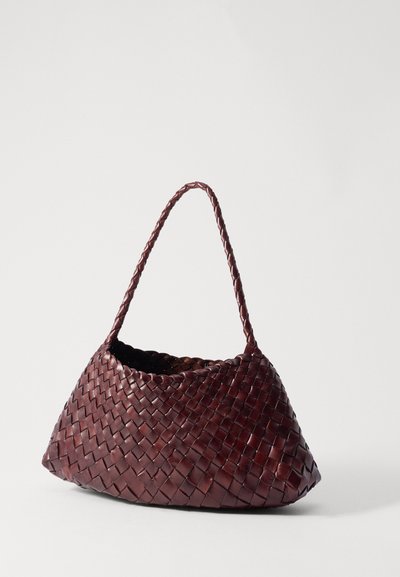 Sac en cuir tressé de couleur bourgogne foncé, doté d'une base large et courbée ainsi que d'une seule anse tressée pour un transport facile.