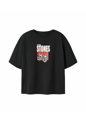 Svart T-skjorte med korte ermer, med teksten "The Rolling Stones" over leopardmønstrede kirsebær på en rød rektangulær bakgrunn.