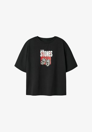 Schwarzes T-Shirt mit kurzen Ärmeln, mit dem Schriftzug „The Rolling Stones“ über Leopardenmuster-Kirschen auf rotem rechteckigem Hintergrund.