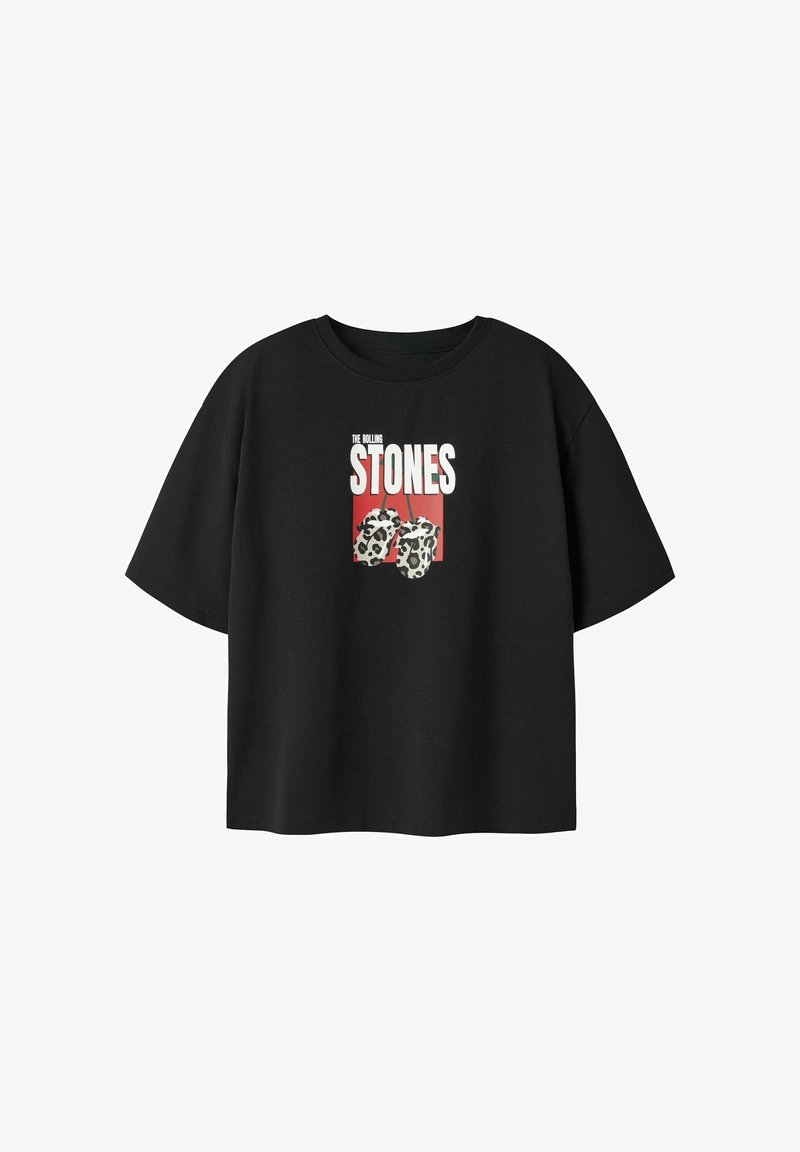 T-shirt noir à manches courtes, avec le texte « The Rolling Stones » au-dessus de cerises imprimées léopard sur un fond rectangulaire rouge.
