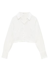 Blouse blanche courte en tissu lisse, dotée d'un col, de manches longues et d'une fermeture boutonnée à l'avant.