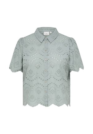 Lichtblauwe korte mouwen blouse met knopen, een geschulpte zoom en doorkijkborduurwerkpatronen overal.