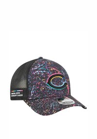 Schwarze Kappe mit einem bunten Spritzmuster. Auf der Vorderseite befindet sich ein auffälliges Logo in Blau und Gelb. Hergestellt aus atmungsaktivem Material.