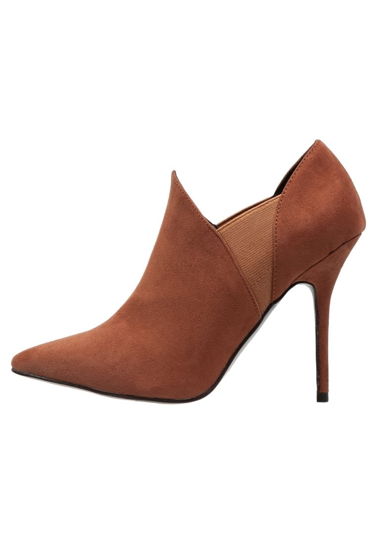Stivaletto alla caviglia in suede marrone con punta a punta, tacco a stiletto sottile e pannello laterale elastico.