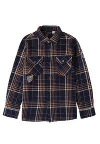 Camicia in flanella a quadri blu navy e marrone con bottoni davanti, due tasche sul petto e un distintivo sulla tasca sinistra. Maniche lunghe con polsini abbottonati.