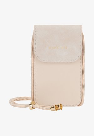 Beige crossbody telefoon tas gemaakt van soepel leer, met een klep sluiting met geperst merk, decoratieve stiksels en gouden accenten.