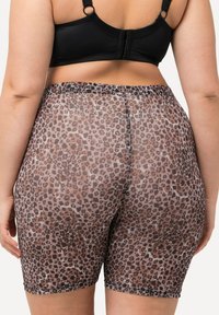 Leopard print modelerende shorts met een soepele textuur, gekenmerkt door een slanke pasvorm en een hoge taille. Het patroon is in bruin, zwart en beige tinten.