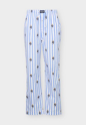Pantalones de pijama blancos con rayas verticales en azul claro y un patrón repetido de ositos de peluche vestidos con una chaqueta azul marino.