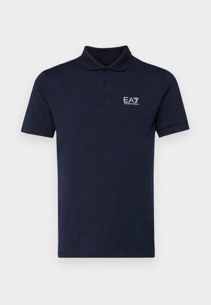 Jūrinės mėlynos polo marškinėliai, pagaminti iš minkštos medvilnės, su trimis mygtukais ir EA7 logotipu kairėje krūtinės pusėje. Trumpomis rankovėmis, klasikėkiame stiliuje.