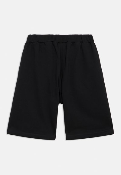 Calções pretos feitos de tecido suave, com cintura elástica e corte solto. Comprimento até à metade da coxa, sem padrões ou detalhes visíveis.