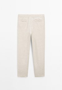 Pantalon beige à jambes droites avec taille élastique et deux poches passepoilées au dos, présenté à plat sur fond blanc.