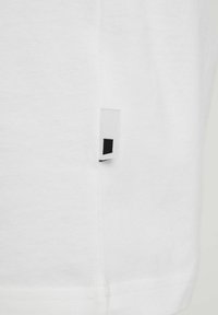 CHASIN' DAVIE - Triko s potiskem - off white