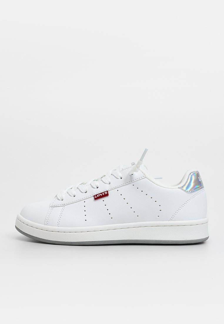 Baskets blanches avec une texture en cuir lisse, bout rond, côtés perforés, semelle grise et un détail réfléchissant au talon. Logo de la marque rouge sur le côté.