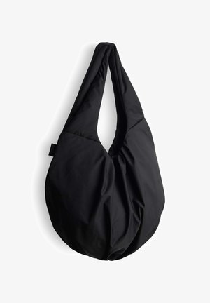 Borsa in tessuto nero, morbida, con forma arrotondata e due manici allungati. Presenta una superficie testurizzata e un design semplice e senza cuciture.