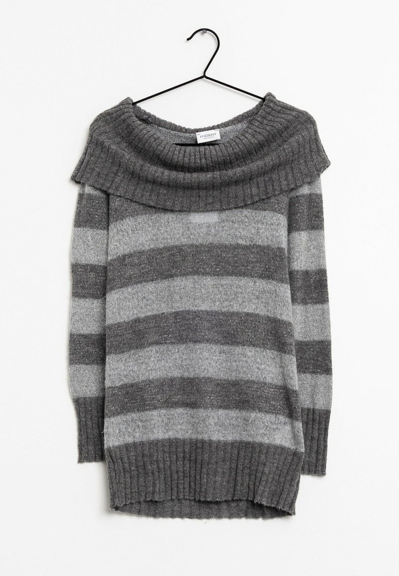 Pull en gris rayé avec un col large en côtes, présentant des nuances variées de gris et une texture douce, suspendu à un crochet noir.