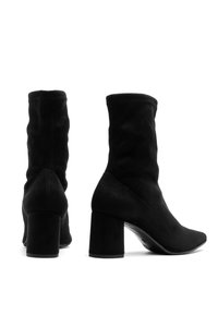 Bottines en daim noir avec une silhouette effilée, un talon carré et un ajustement proche du pied ; design sans coutures et texture lisse sans matériel visible.