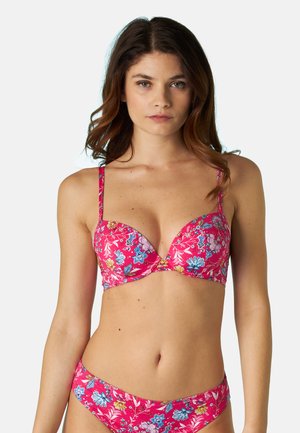 Completo bikini floreale con sfondo rosa e fiori multicolori, spalline sottili e regolabili, e scollatura profonda nella parte superiore.