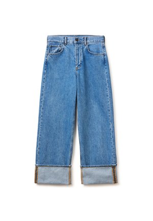 Niebieskie dżinsy szerokie nogawki z podwiniętymi mankietami, z przodem zapinanym na guziki, zamkiem błyskawicznym oraz pięcioma kieszeniami, pokazane na płasko na białym tle.