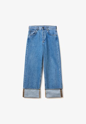 Blauwe denim wijde broekspijpen met omgeslagen boorden, een knoop aan de voorkant, rits en ontwerp met vijf zakken, plat weergegeven op een witte achtergrond.