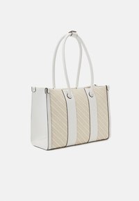 Bolso tote blanco con acentos texturizados en beige. Presenta dos correas largas, forma rectangular y detalles de costura en negro que contrastan. Lados transparentes.
