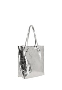 Borsa a mano metallizzata in argento con texture liscia, doppi manici e design minimalista. Presenta una superficie lucida senza motivi o accenti visibili.