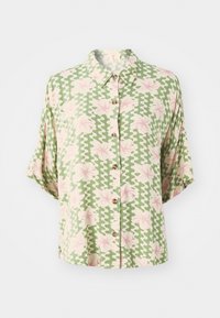 Chemise à manches courtes en tissu vert avec un motif ondulé et un design floral rose. Elle se ferme par des boutons sur le devant et a un col à la française.